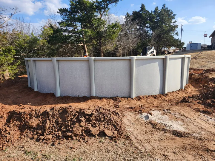 Above-ground pool wall assembled on a leveled site
